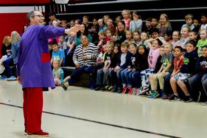 Woodland Primary School students learn science concepts from a circus performer during OMSI’s “Gollyology”