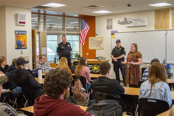 Woodland Police visit Woodland High School government class to discuss citizens’ rights and the Constitution